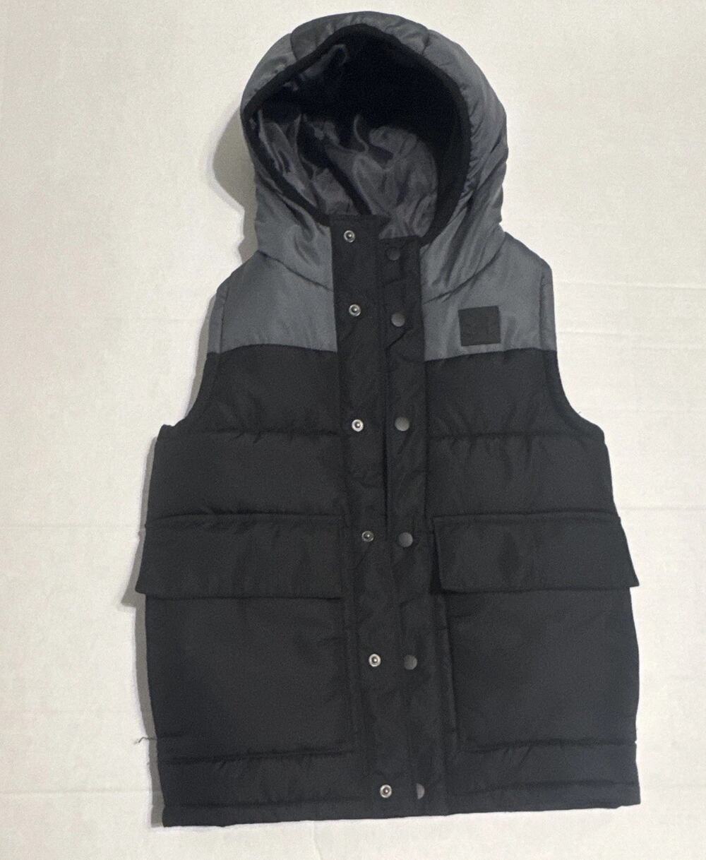 Under Armour Boys YSM Hooded Insulated Puffer Vest Snap Front Black/Gray